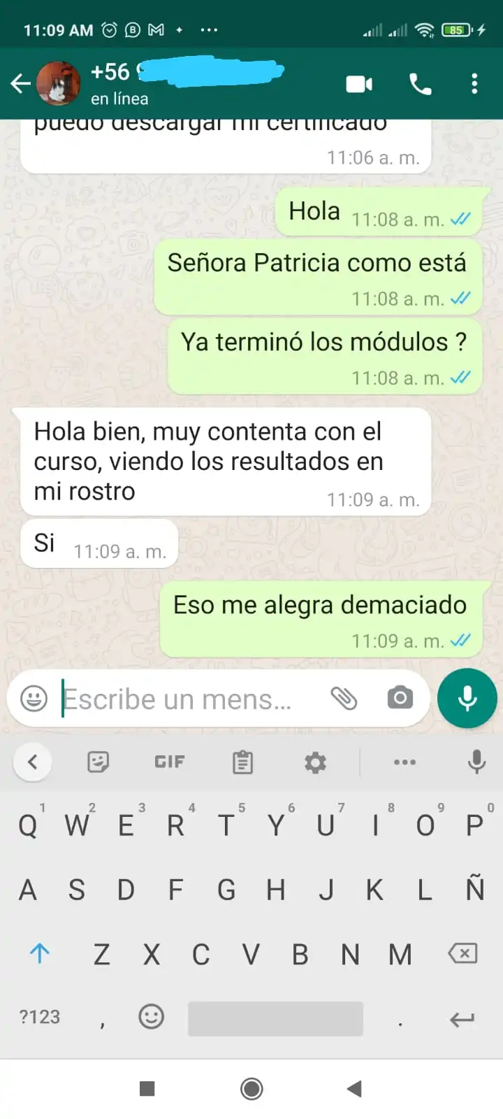 Conversación de WhatsApp: una alumna le cuenta a Claudia que está contenta con el curso y ve resultados en su rostro